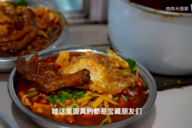 柳州学校门口的“深夜炸蛋”螺蛳粉，油葱炸卤菜配上冰豆花，太过瘾了